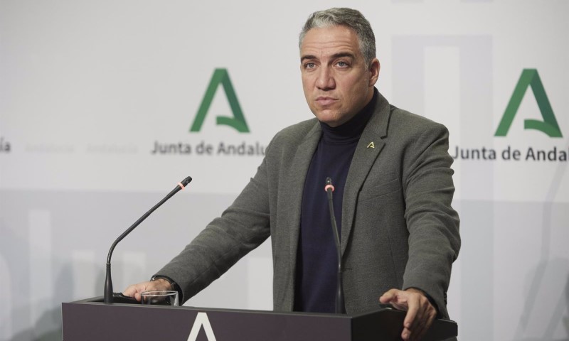 El consejero de la Presidencia, Elías Bendodo, atiende a los medios durante la rueda de prensa tras el Consejo de Gobierno, a 21 de diciembre de 2021 en Sevilla